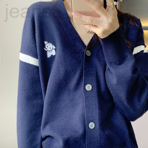women's sweaters designer 2022 spring and autumn new elephant embroidery color matching v-neck wool knitted cardigan women's botto, White;black
women's sweaters designer 2022 spring and autumn new elephant embroidery color matching v-neck wool knitted cardigan women's botto, White;black
