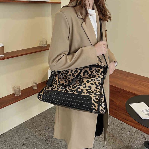 ladies fashion personality trend new brand bag wholesale large winter texture leisure capacity shoulder women simple tote
ladies fashion personality trend new brand bag wholesale large winter texture leisure capacity shoulder women simple tote
