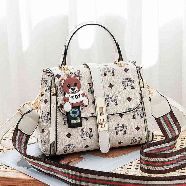 88-6-27 women's bag new printed soft leather portable single shoulder msenger bag2022 factory online export fashion trendy brand ladies
88-6-27 women's bag new printed soft leather portable single shoulder msenger bag2022 factory online export fashion trendy brand ladies