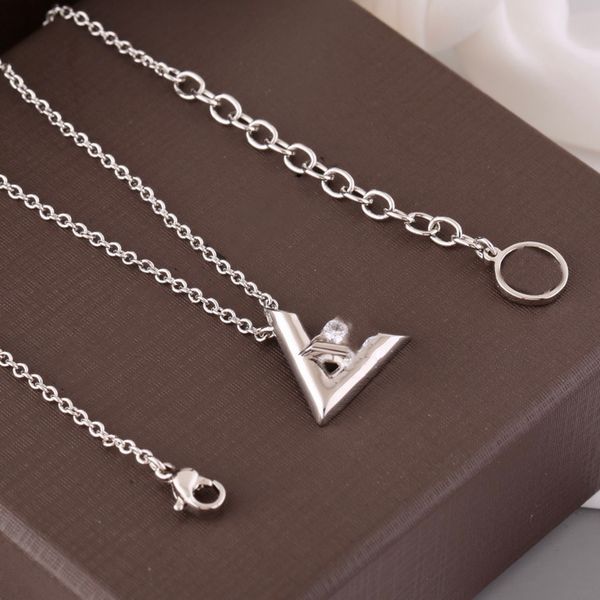 luxury designer necklace classic set auger double letter v high-end fashion essential fashion women and men jewelry gift no box, Silver
luxury designer necklace classic set auger double letter v high-end fashion essential fashion women and men jewelry gift no box, Silver