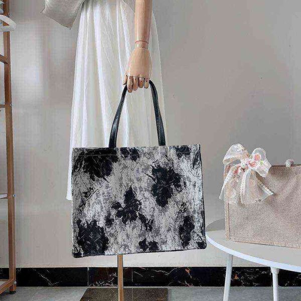 tote bag advanced sense niche bag oil painting versatile foreign style high-capacity shoulder silent when going out
tote bag advanced sense niche bag oil painting versatile foreign style high-capacity shoulder silent when going out