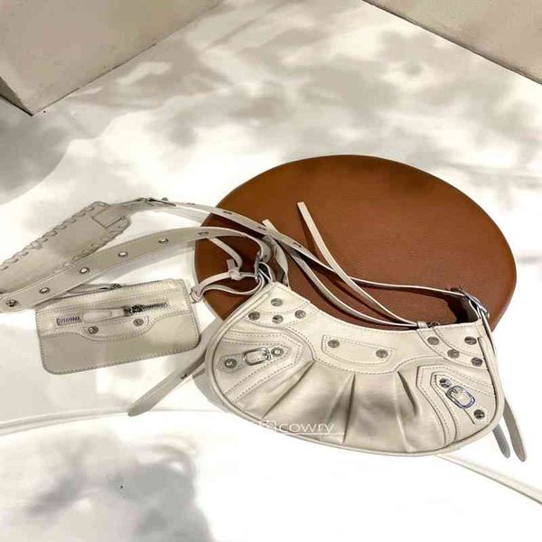 card meat cowry sweet cool girl's motorcycle bag light retro personality rivet european and american single shoulder armpit messenger
card meat cowry sweet cool girl's motorcycle bag light retro personality rivet european and american single shoulder armpit messenger