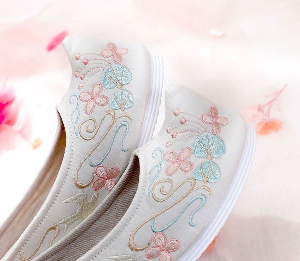 hanfu women shoes traditional chinese folk dance shoes oriental style wedding accessories female flat comfy floral embroidery, Black
hanfu women shoes traditional chinese folk dance shoes oriental style wedding accessories female flat comfy floral embroidery, Black