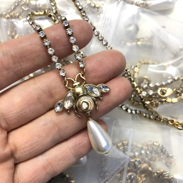 2022 brand original jewelry pendant designer ladies fashion simple high-end real gold electroplating bee pearl pendant necklace, Silver
2022 brand original jewelry pendant designer ladies fashion simple high-end real gold electroplating bee pearl pendant necklace, Silver