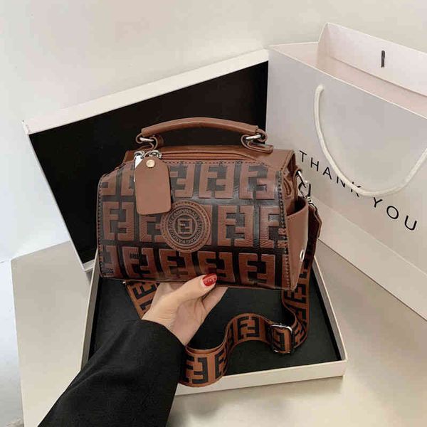 women's bag new embossed letter handbag soft leather small square bag one shoulder straddle retro women's bag
women's bag new embossed letter handbag soft leather small square bag one shoulder straddle retro women's bag