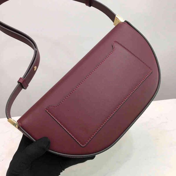 2022 new nile horseshoe shape retro line large ring design leather one shoulder cross-body bag
2022 new nile horseshoe shape retro line large ring design leather one shoulder cross-body bag