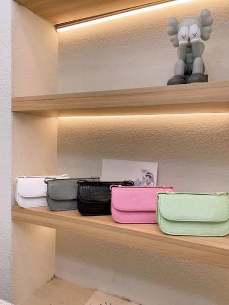 happy_buy_bag2022 spring and summer new crocodile mini bag pattern color matching versatile one shoulder messenger women's armpit bag b
happy_buy_bag2022 spring and summer new crocodile mini bag pattern color matching versatile one shoulder messenger women's armpit bag b