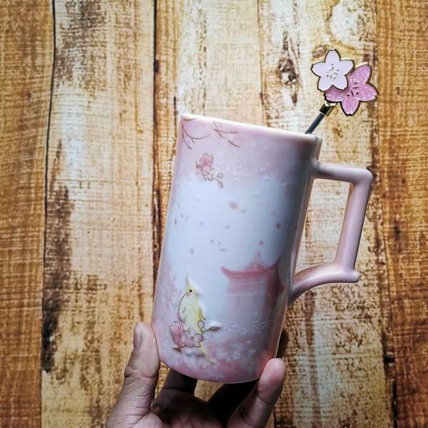 starbucks's new 473m cherry blossom season in 2022 is in full bloom with the fragrance of birds and flowers. mark drinks a water cup wi
starbucks's new 473m cherry blossom season in 2022 is in full bloom with the fragrance of birds and flowers. mark drinks a water cup wi