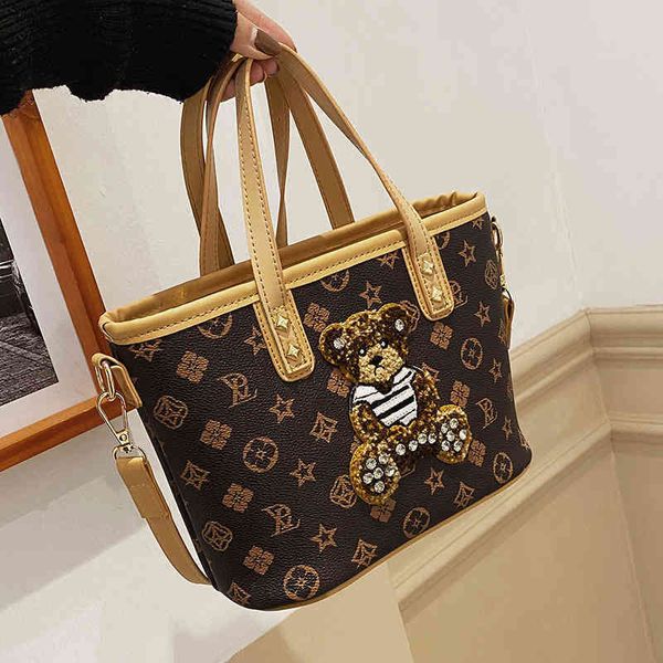 2022 factory wholesale personalized diamond inlaid women's portable bucket bag foreign style single shoulder messenger printed tote bag
2022 factory wholesale personalized diamond inlaid women's portable bucket bag foreign style single shoulder messenger printed tote bag