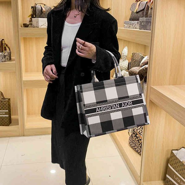 2022 factory wholesale new large capacity bag women's autumn and winter new fashion korean texture portable ins one shoulder tote bag 2
2022 factory wholesale new large capacity bag women's autumn and winter new fashion korean texture portable ins one shoulder tote bag 2