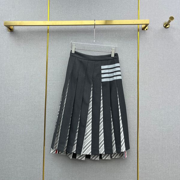 2022 spring and summer skirt new contrast striped pleated high waist skirt, Black
2022 spring and summer skirt new contrast striped pleated high waist skirt, Black