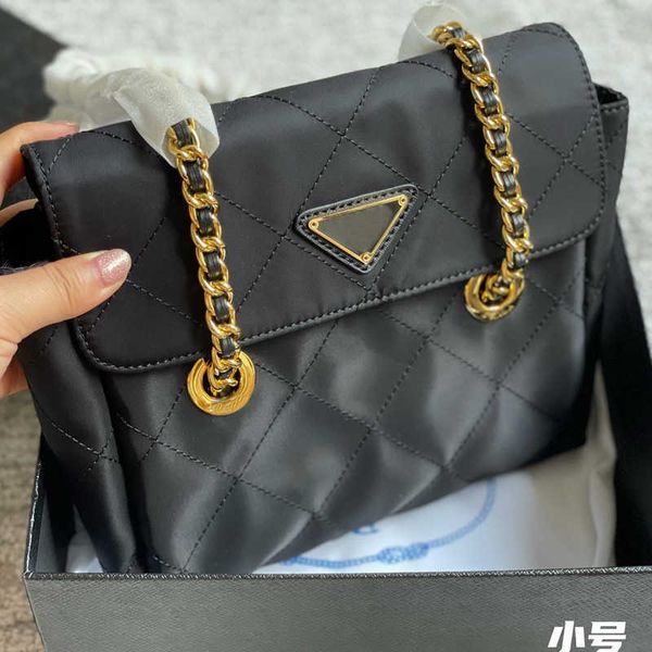 vintage nylon handbag chain shoulder bag crossbody messenger bags fashion letter large capacity shopping totes three size
vintage nylon handbag chain shoulder bag crossbody messenger bags fashion letter large capacity shopping totes three size