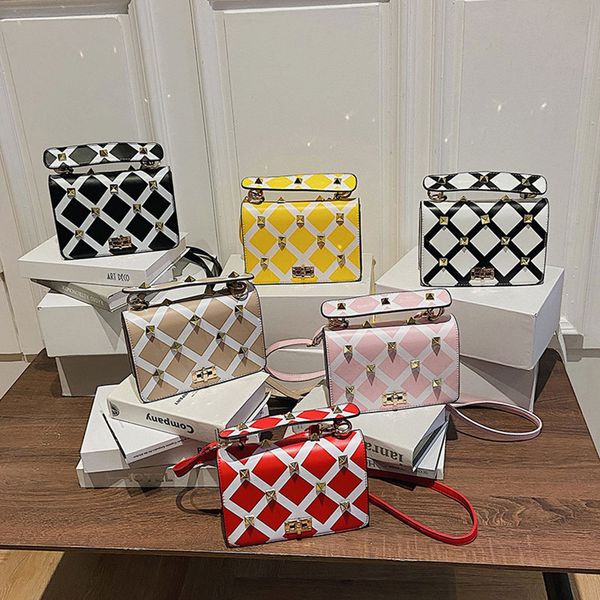 2022 fashion women's bag trend metal rivet shoulder bags cross-border new style personality striped hand-held messenger bag 21cm
2022 fashion women's bag trend metal rivet shoulder bags cross-border new style personality striped hand-held messenger bag 21cm