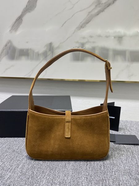ladies' classic underarm bag. minimalist shape and simple logo aesthetic advanced opening and closing is the half open way of buckle de
ladies' classic underarm bag. minimalist shape and simple logo aesthetic advanced opening and closing is the half open way of buckle de