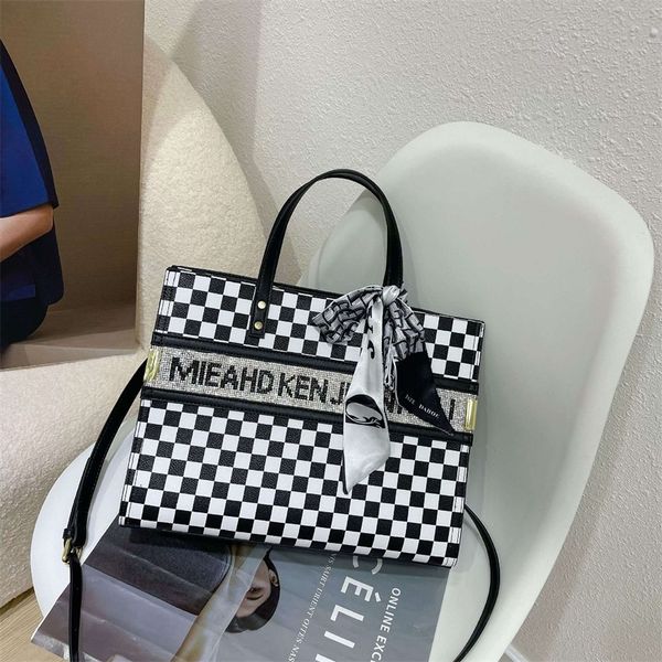 autumn and winter portable tote net red fashion large capacity single women's silk scarf diagonal cross 70% off wholesale sales
autumn and winter portable tote net red fashion large capacity single women's silk scarf diagonal cross 70% off wholesale sales