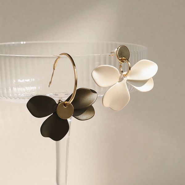 earrings s925 silver needle high sense matte petal asymmetric niche design ring exaggerated, Golden;silver
earrings s925 silver needle high sense matte petal asymmetric niche design ring exaggerated, Golden;silver