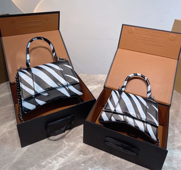 classic designer handbag hourglass bag cow leather sense arc shape high-end luxury simple atmosphere elegant four seasons essential gift box
classic designer handbag hourglass bag cow leather sense arc shape high-end luxury simple atmosphere elegant four seasons essential gift box