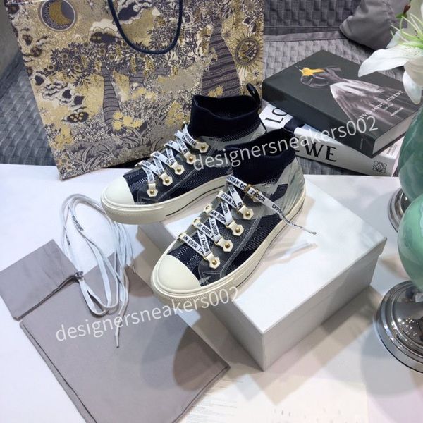 2022 new arrival fashion boots men women casual shoe sneakers genuine leather bee embroidered red green yr210401, Black
2022 new arrival fashion boots men women casual shoe sneakers genuine leather bee embroidered red green yr210401, Black