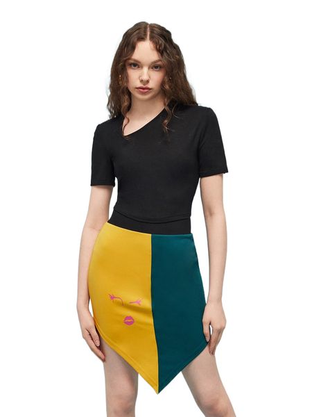 x akromas asymmetrical neck cut out & expression print two tone skirt 01ww#, White
x akromas asymmetrical neck cut out & expression print two tone skirt 01ww#, White