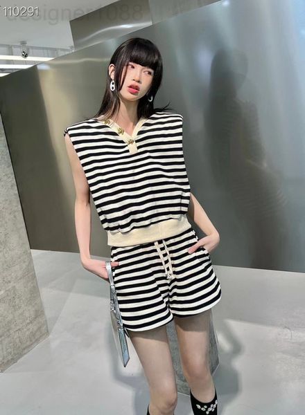 two piece dress designer 22ss new striped v-neck open back bow shoulder pad knitted sleeveless vest elastic waist wide leg shorts set 1w5u, White
two piece dress designer 22ss new striped v-neck open back bow shoulder pad knitted sleeveless vest elastic waist wide leg shorts set 1w5u, White