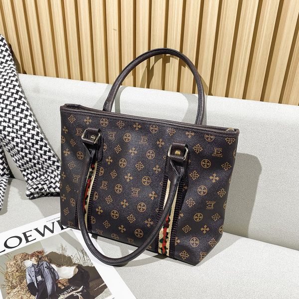 designer bags summer tote 2022 new soft leather underarm shoulder bag large capacity 30cm
designer bags summer tote 2022 new soft leather underarm shoulder bag large capacity 30cm