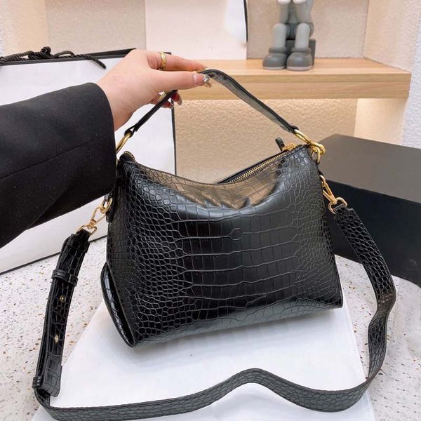2022 spring/summer new postman charter car sewing chain lock small bag single shoulder, diagonal shoulder, portable clamshell organ bag fema
2022 spring/summer new postman charter car sewing chain lock small bag single shoulder, diagonal shoulder, portable clamshell organ bag fema