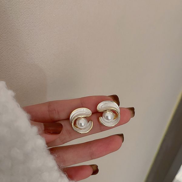 silver needle irregular pearl earrings french entry lux niche design earrings simple temperamental all-match artistic eardrop, Golden
silver needle irregular pearl earrings french entry lux niche design earrings simple temperamental all-match artistic eardrop, Golden