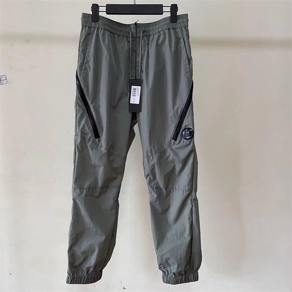 2022 ss europe designer metal nylon men pants one lens logo zipper pocket male pant outdoor tracksuit casual jogging quick dry trousers qual, Black
2022 ss europe designer metal nylon men pants one lens logo zipper pocket male pant outdoor tracksuit casual jogging quick dry trousers qual, Black