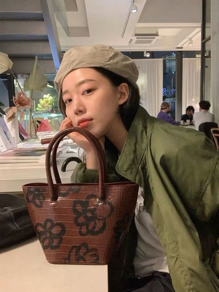 niche design bag flower graffiti handbag fashion crocodile pattern shoulder women's bag tide oblique
niche design bag flower graffiti handbag fashion crocodile pattern shoulder women's bag tide oblique