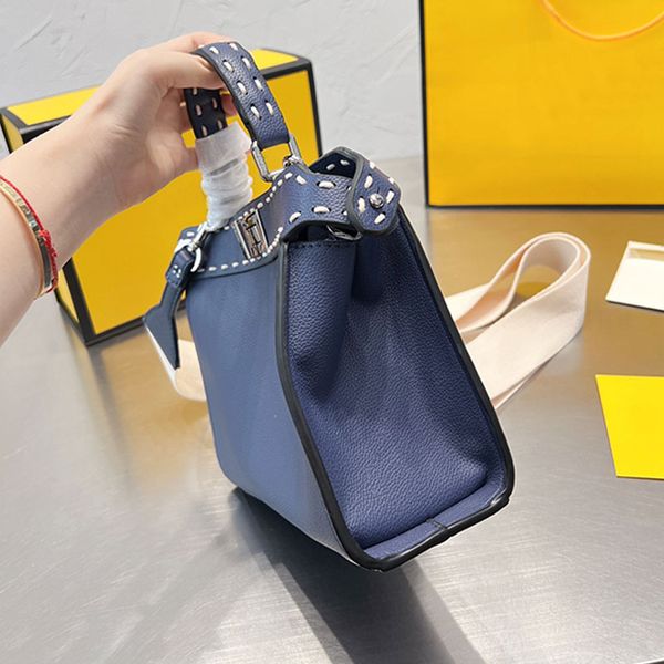 luxury letter totes bag women cross body bags shoulder handbags purse soft leather plain thread detachable wide strap twist lock hardware si
luxury letter totes bag women cross body bags shoulder handbags purse soft leather plain thread detachable wide strap twist lock hardware si