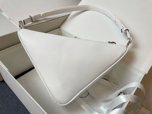 ladies shoulder bag 2023 summer new fashion classic triangle bags solid color leather messenger bag famous luxury designer 1nq043
ladies shoulder bag 2023 summer new fashion classic triangle bags solid color leather messenger bag famous luxury designer 1nq043
