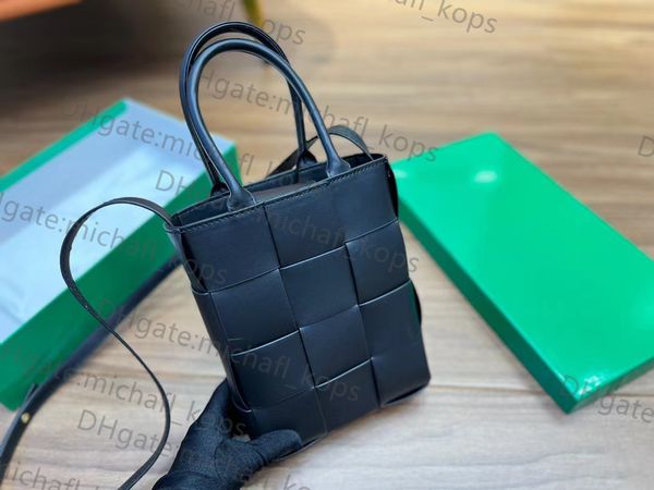 luxury designer women bag tote new woven handbag cover buckle 2022 cross cowhide fashion styling mini shopping bag
luxury designer women bag tote new woven handbag cover buckle 2022 cross cowhide fashion styling mini shopping bag