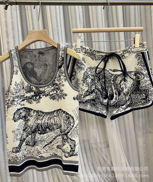 women's sweaters designer 22 summer new elegant jungle cheetah jacquard crew neck sleeveless vest classic age reducing shorts set women, White;black
women's sweaters designer 22 summer new elegant jungle cheetah jacquard crew neck sleeveless vest classic age reducing shorts set women, White;black