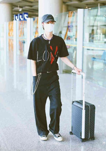 brand t shirt wang yibo's short sleeved v and lone graffiti love cursive limited t-shirt couple fashion yuan kqjd, White;black
brand t shirt wang yibo's short sleeved v and lone graffiti love cursive limited t-shirt couple fashion yuan kqjd, White;black