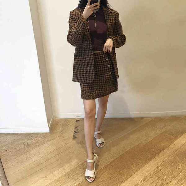 skirts style in autumn and winter small fragrance wind thousand bird checkered metal buckle a-shaped skirt, Black
skirts style in autumn and winter small fragrance wind thousand bird checkered metal buckle a-shaped skirt, Black