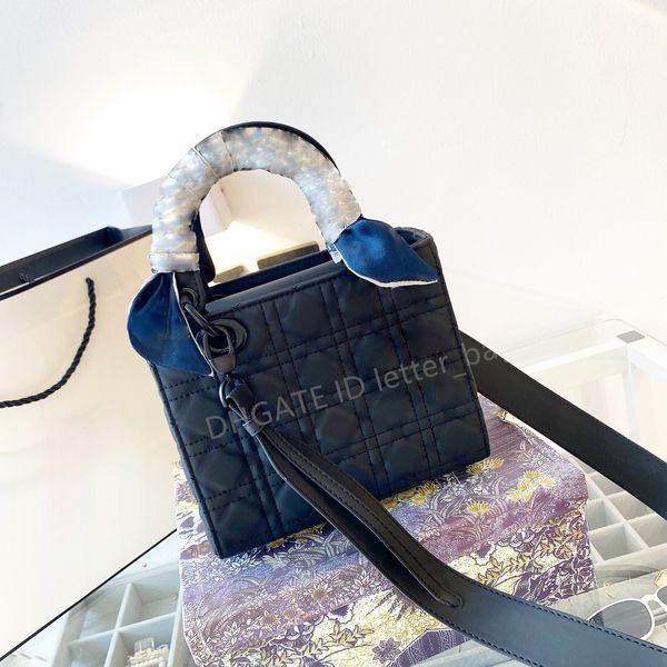 2022 designer lady cosmetic bag ribbons handbag shoulder crossbody clutch flap evening bags tote purse wallet letters stripes check women lu
2022 designer lady cosmetic bag ribbons handbag shoulder crossbody clutch flap evening bags tote purse wallet letters stripes check women lu