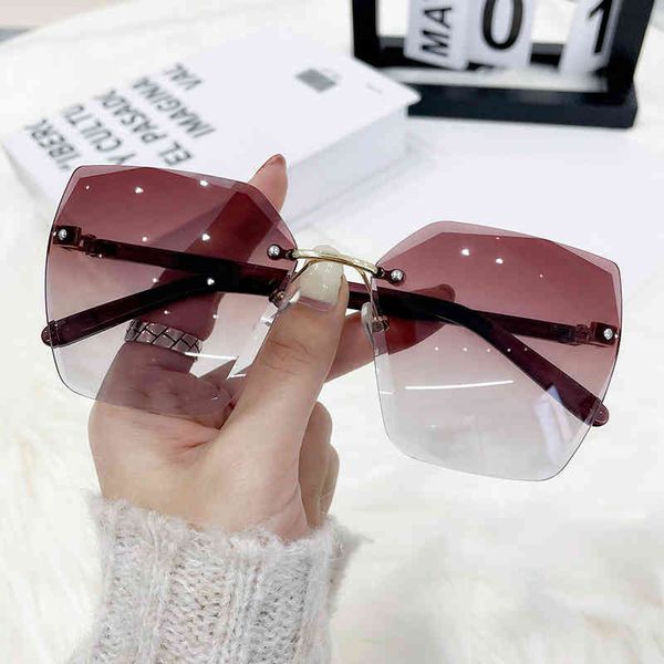 2022 fashion brand design sunglasses factory direct sales trendy clothing 2022 new trend frameless polygon personalized women's, White;black
2022 fashion brand design sunglasses factory direct sales trendy clothing 2022 new trend frameless polygon personalized women's, White;black