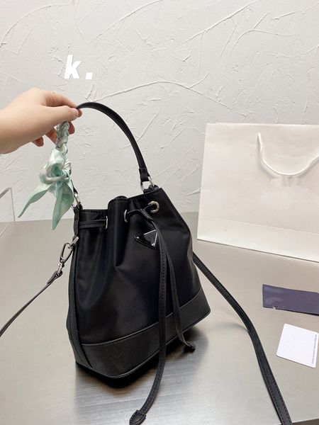 2022 luxury famous designer women fashion handbags shoulder bags cross body clutch bag bucket plain leather string interior zipper pocket ca
2022 luxury famous designer women fashion handbags shoulder bags cross body clutch bag bucket plain leather string interior zipper pocket ca