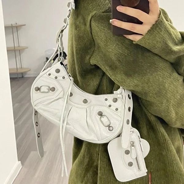 luxury designer bbalencaigass handbags tide three in one rivet locomotive bag fold crescent oil wax skin armpit female diagonal span
luxury designer bbalencaigass handbags tide three in one rivet locomotive bag fold crescent oil wax skin armpit female diagonal span