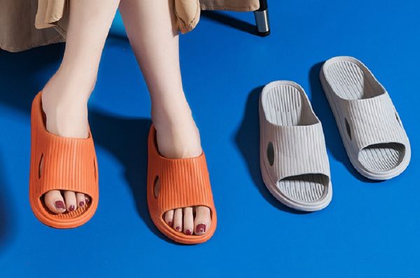 2022 designer slippers women sandals luxury slides oran sandal classic flip flop casual shoes sneakers trainer brand070, Black
2022 designer slippers women sandals luxury slides oran sandal classic flip flop casual shoes sneakers trainer brand070, Black