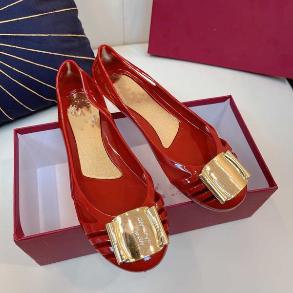 luxurys designers women sandals fashion six colors blue white red black gold silvery flat flip flops e slippers us 0724
luxurys designers women sandals fashion six colors blue white red black gold silvery flat flip flops e slippers us 0724