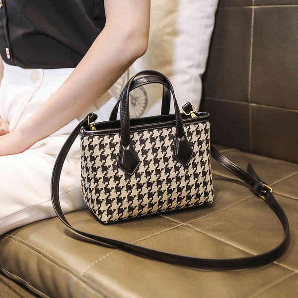 college style women's bag minority design printed bird lattice small man bucket cabbage basket portable one shoulder messenger bag
college style women's bag minority design printed bird lattice small man bucket cabbage basket portable one shoulder messenger bag