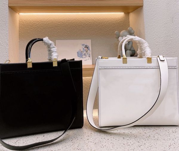2022 latest style leather women's totes classic element design fashion large capacity designer bag letter
2022 latest style leather women's totes classic element design fashion large capacity designer bag letter