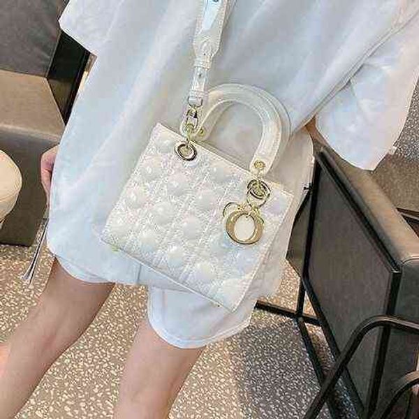 2022 spring and summer new fashion versatile messenger handbag portable princess bag tote small fragrance diamond lattice chain bags
2022 spring and summer new fashion versatile messenger handbag portable princess bag tote small fragrance diamond lattice chain bags