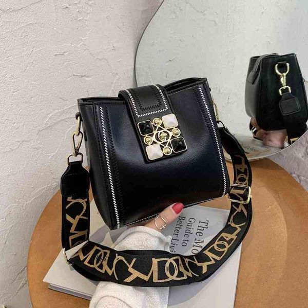 red new bucket bag women's autumn winter fashion shoulder msenger 2022 trendy design ladies sachet
red new bucket bag women's autumn winter fashion shoulder msenger 2022 trendy design ladies sachet