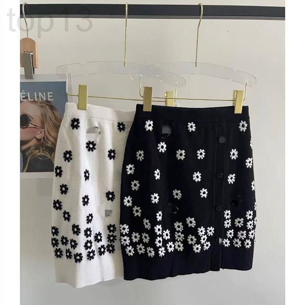 skirts designer xiaoxiang 22 spring and summer new three-dimensional daisy inlaid single breasted cashmere knitted skirt, hip wrap one-step, Black
skirts designer xiaoxiang 22 spring and summer new three-dimensional daisy inlaid single breasted cashmere knitted skirt, hip wrap one-step, Black