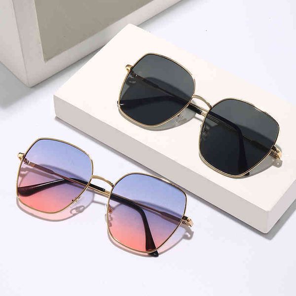 luxury brand designer personality frame metal sunglass gradient multi-color optional straight vintage sun glasses for men ladies eyewear who, White;black
luxury brand designer personality frame metal sunglass gradient multi-color optional straight vintage sun glasses for men ladies eyewear who, White;black