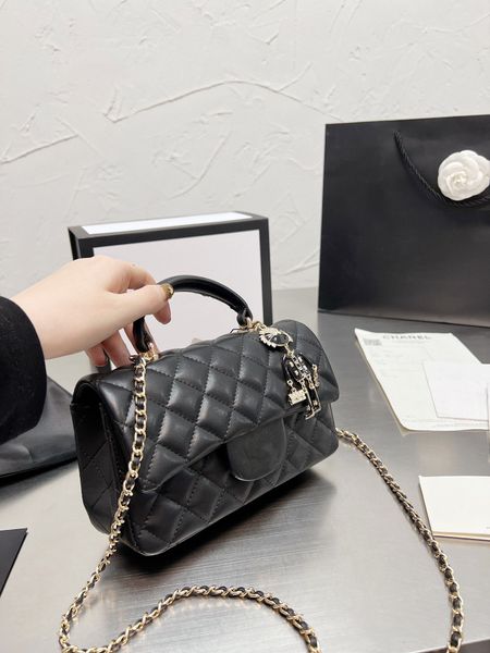 fashion c female designer bag ladies luxury bag shoulder portable crossbody chain black white simple atmosphere
fashion c female designer bag ladies luxury bag shoulder portable crossbody chain black white simple atmosphere