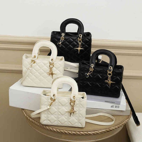 ladies fashion trend new brand bag wholesale female 2022 trendy korean version simple versatile one shoulder msenger ins portable
ladies fashion trend new brand bag wholesale female 2022 trendy korean version simple versatile one shoulder msenger ins portable