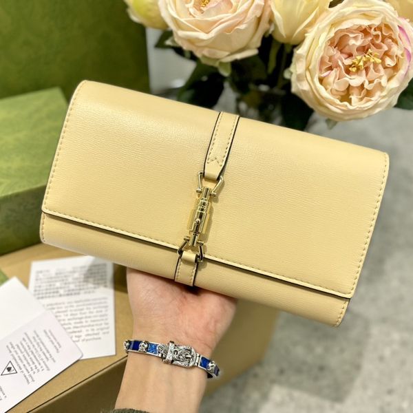 women's classic postman bag high-end simple elegant organ bag metal buckle playful novel exquisite french romantic matching gift box
women's classic postman bag high-end simple elegant organ bag metal buckle playful novel exquisite french romantic matching gift box